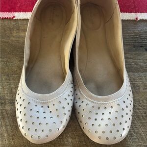 Bandolino Perforated Blush Cream with Gold Accent Flats size 10, Flexible